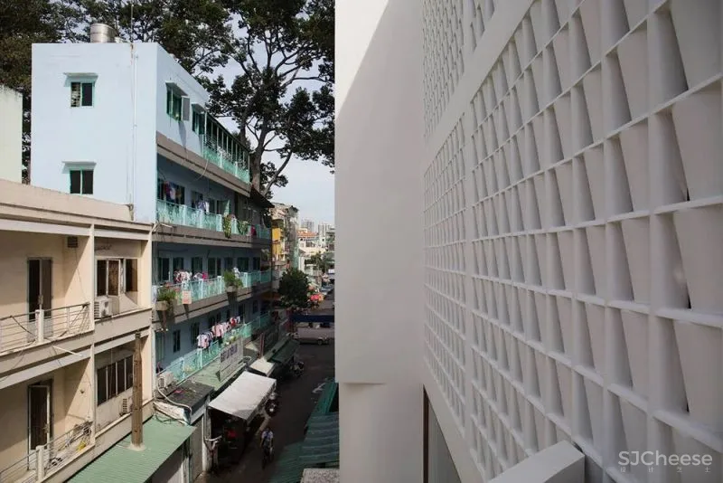 外立面使用咖啡滴漏元素的街角咖啡馆