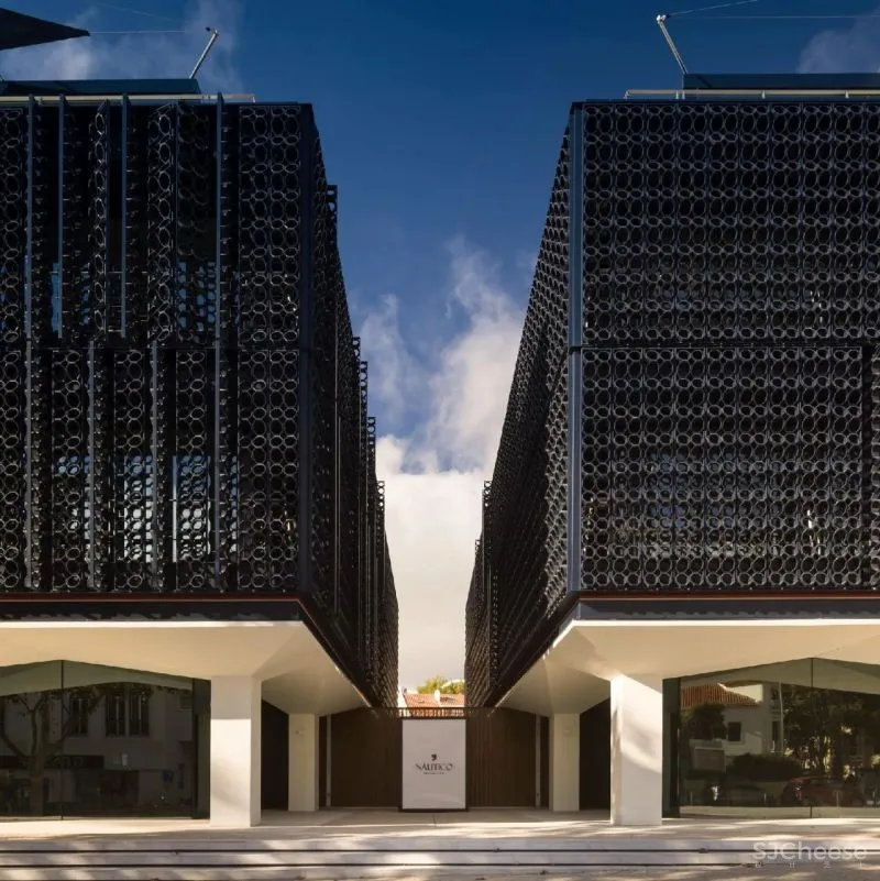 用20,000块陶瓷做外立面的公寓楼,内部却是极简的精装标准