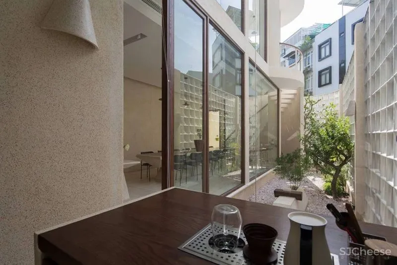 外立面使用咖啡滴漏元素的街角咖啡馆