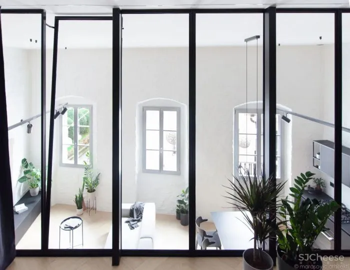 在空间中建夹层,让仅有三处彩光点的家居然如此明媚!