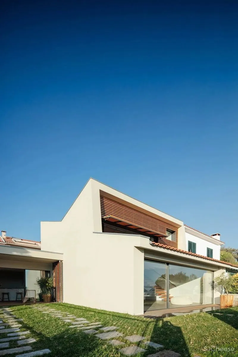 PF Architecture Studio 以中世纪蝶形屋顶为扩建设计的海边别墅