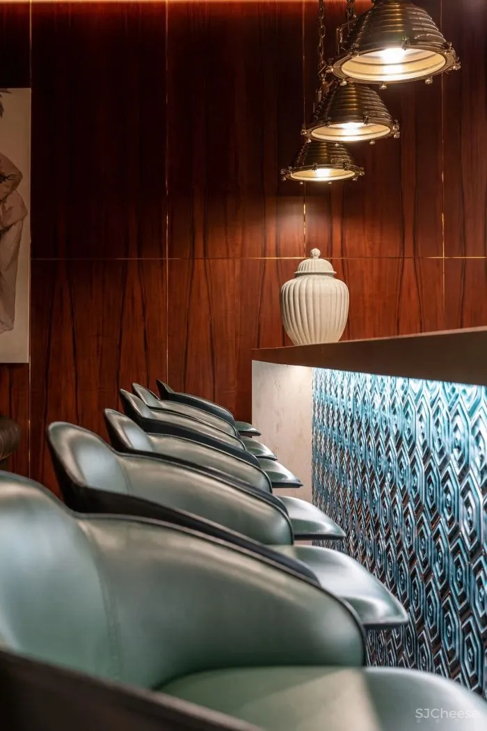 致敬安藤忠雄!5000㎡极简豪宅,用3万吨土“垫高“5米,只为看个风景?