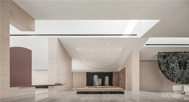 在白色盒子的建筑中进行一场华丽的逐光游戏