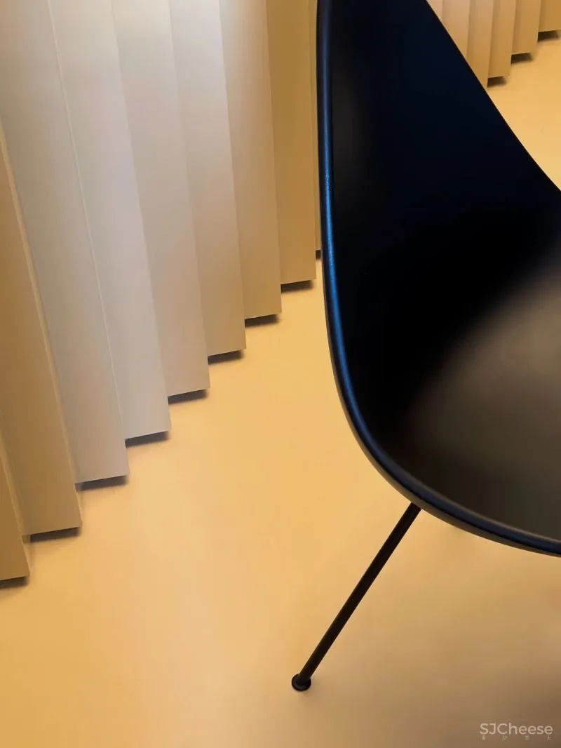 设计师可能有强迫症,不仅让墙面褶皱,还为每个功能区定义了不同的色彩!