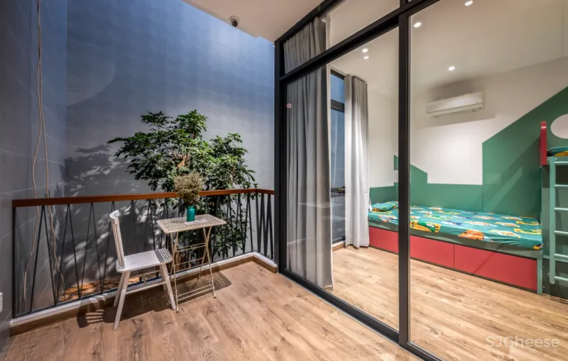 这是一座具有意义的三层住宅，它成为疫情下的一道光，照亮了整个家庭