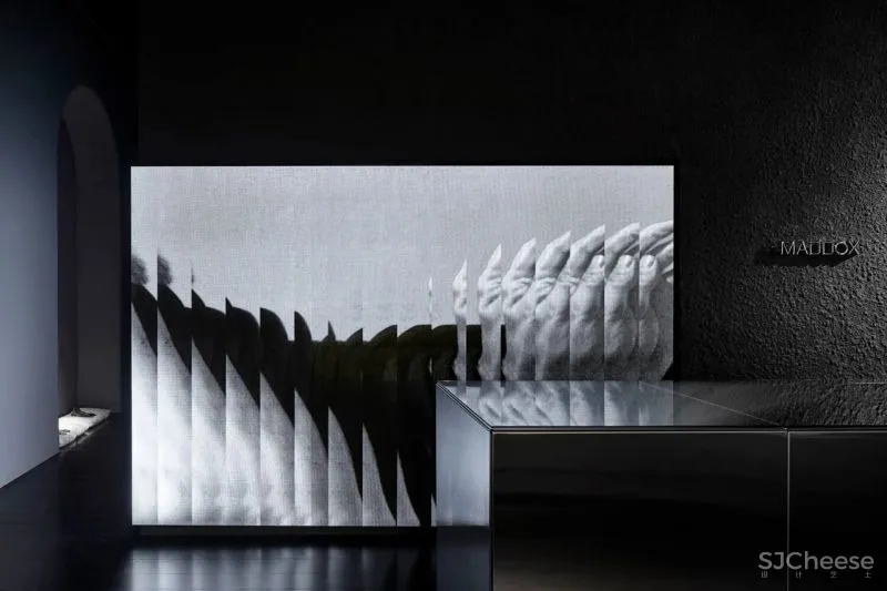 超未来主义健身房,动态数字装置营造充满活力的氛围