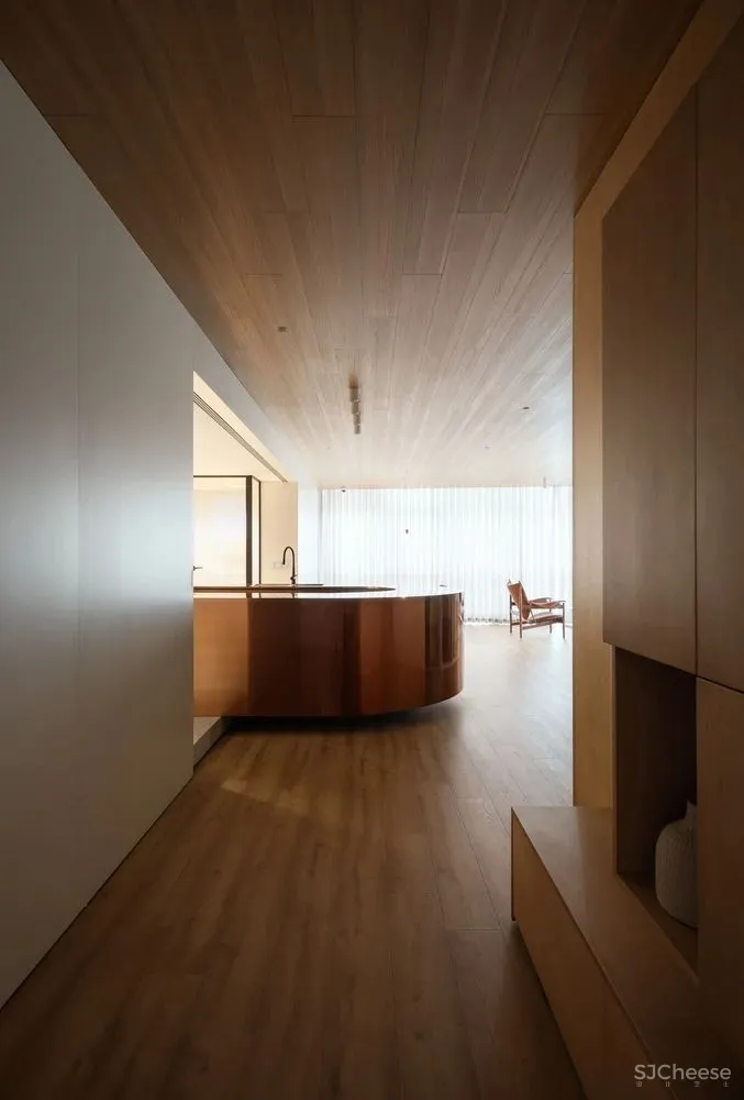 室外的喧嚣吵闹与室内的宁静温馨,在这个146平米的家中,达到了平衡