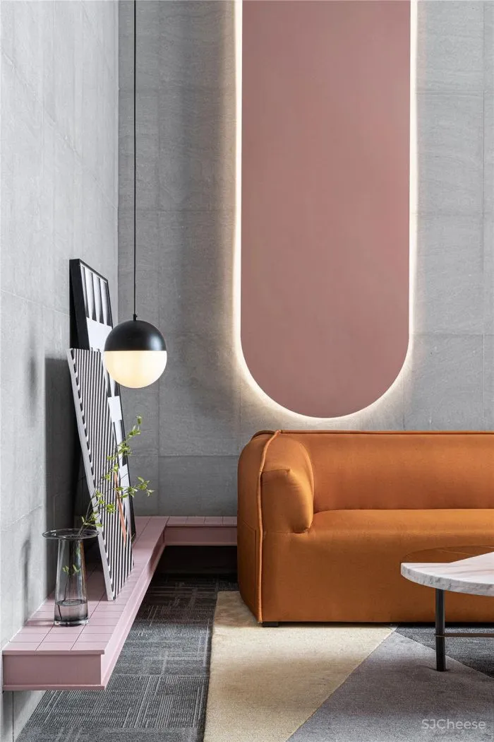 在白色盒子的建筑中进行一场华丽的逐光游戏