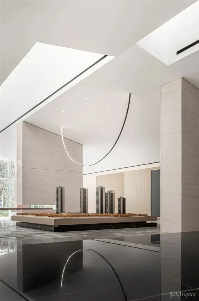 在白色盒子的建筑中进行一场华丽的逐光游戏