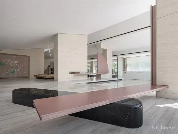 在白色盒子的建筑中进行一场华丽的逐光游戏