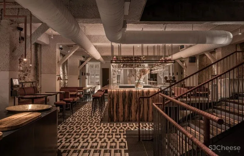 一个19世纪的6层老建筑,被改造成5个概念酒吧和餐吧,由低往高,越往上走越上头!