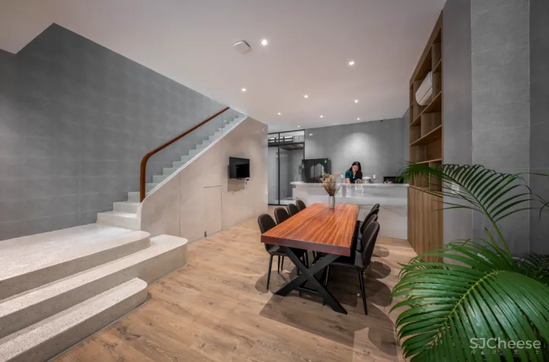 这是一座具有意义的三层住宅，它成为疫情下的一道光，照亮了整个家庭