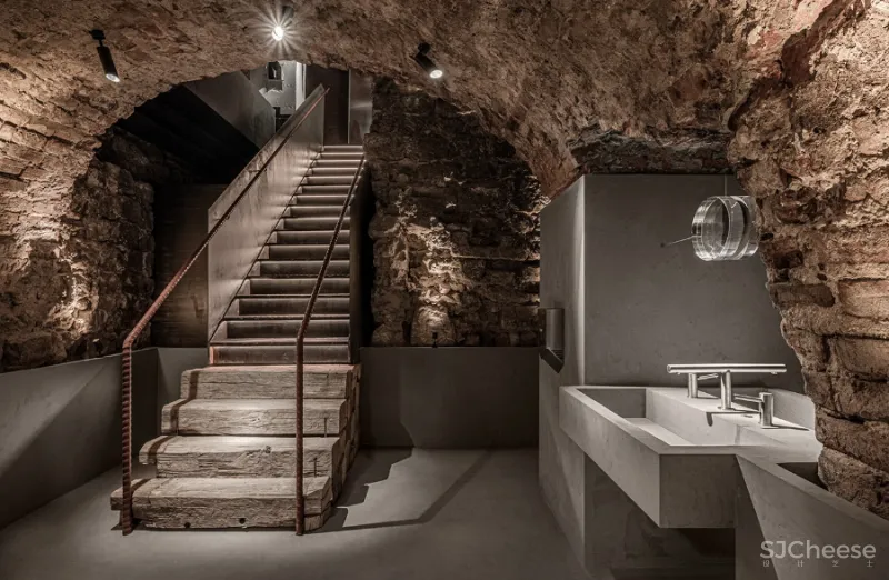 一个19世纪的6层老建筑,被改造成5个概念酒吧和餐吧,由低往高,越往上走越上头!