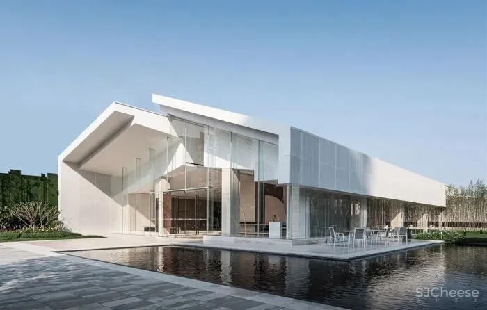 在白色盒子的建筑中进行一场华丽的逐光游戏