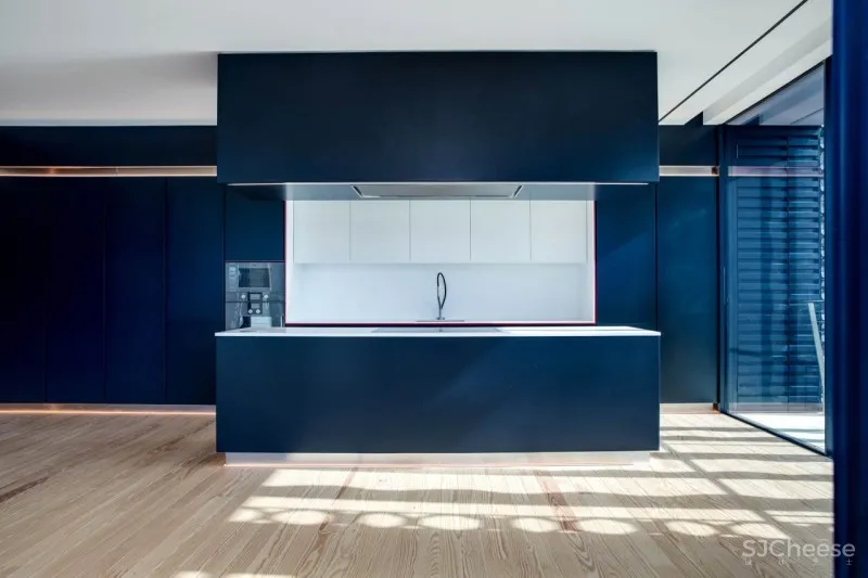 用20,000块陶瓷做外立面的公寓楼,内部却是极简的精装标准