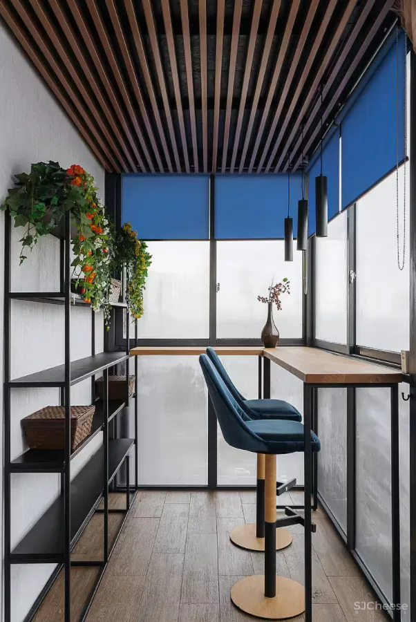 为了营造居住的本真感,设计师利用大量的木料与自然美景进行装饰