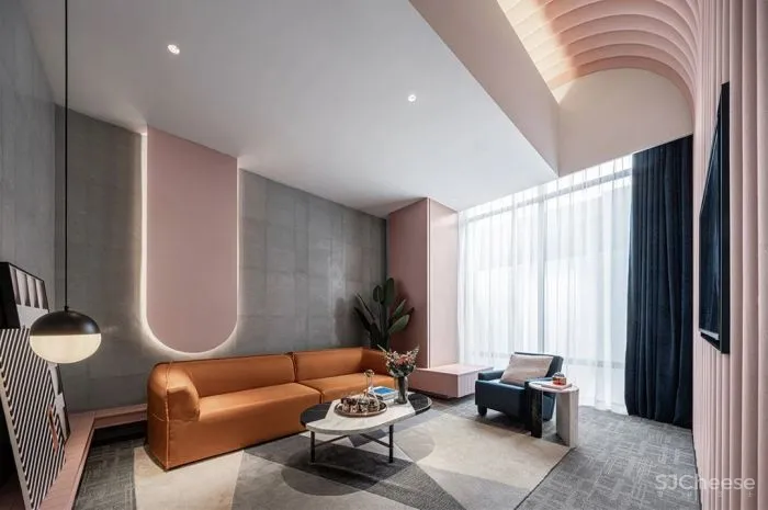 在白色盒子的建筑中进行一场华丽的逐光游戏