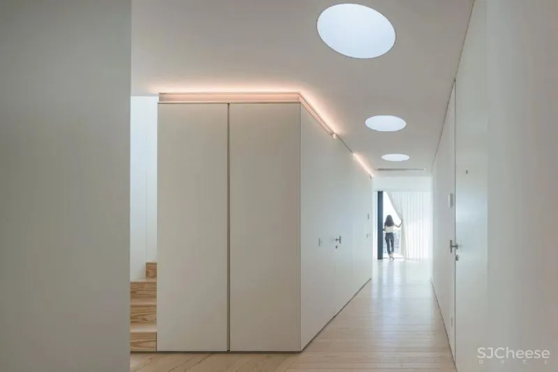 用20,000块陶瓷做外立面的公寓楼,内部却是极简的精装标准