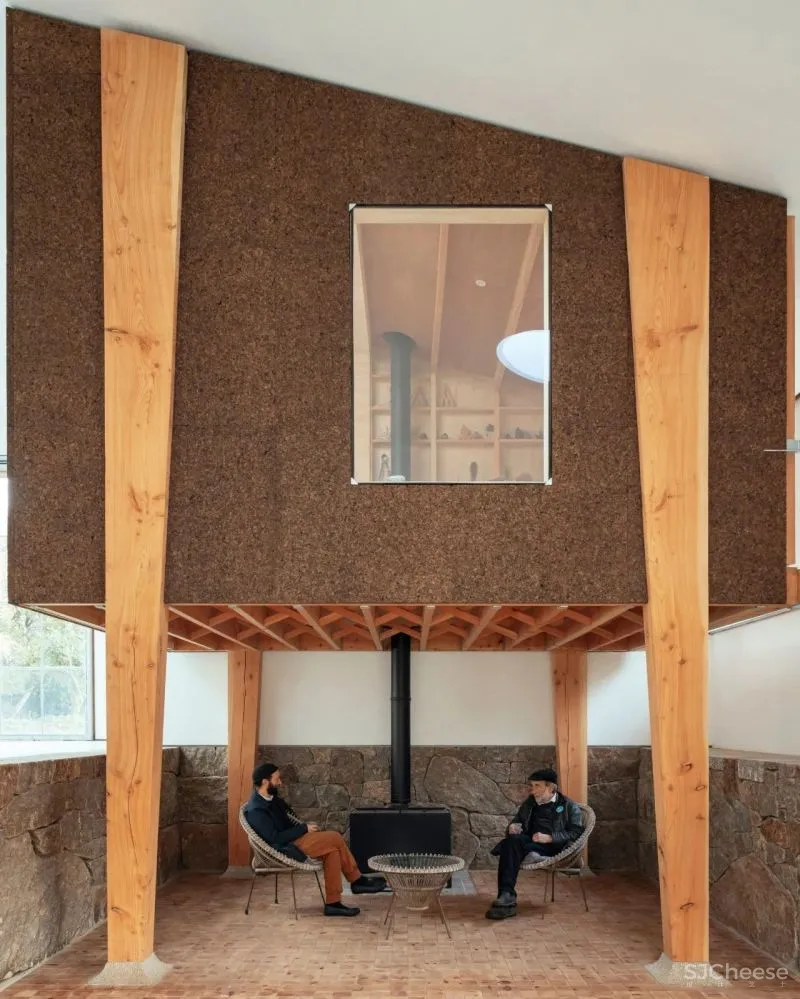 建筑师改造乡下仓房,送给雕塑家老爸做工作室,房子的打开方式太特别了!