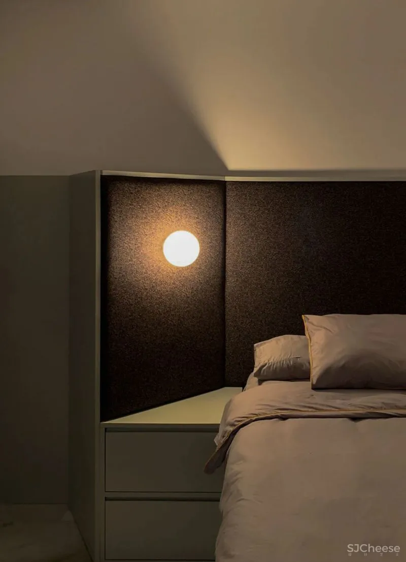 设计师可能有强迫症,不仅让墙面褶皱,还为每个功能区定义了不同的色彩!