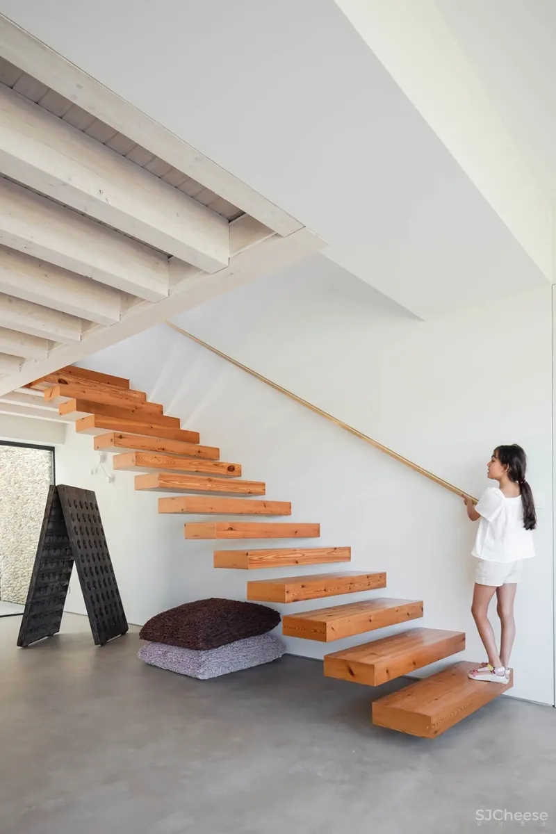 PF Architecture Studio 以中世纪蝶形屋顶为扩建设计的海边别墅