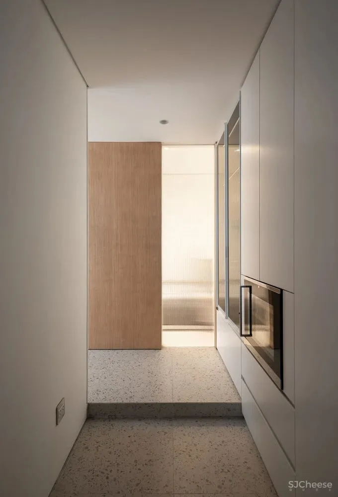 室外的喧嚣吵闹与室内的宁静温馨,在这个146平米的家中,达到了平衡