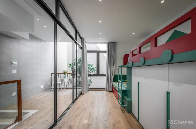 这是一座具有意义的三层住宅，它成为疫情下的一道光，照亮了整个家庭