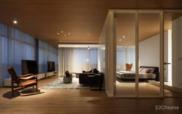 室外的喧嚣吵闹与室内的宁静温馨,在这个146平米的家中,达到了平衡