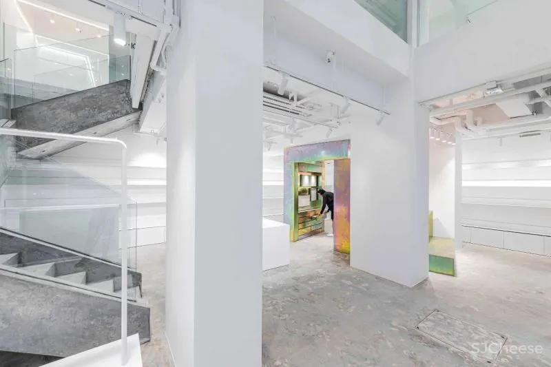 多品牌概念店Kapok ,标志性虹彩铬钢和亮白色立面打造独特空间记忆