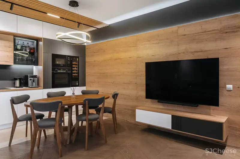 为了营造居住的本真感,设计师利用大量的木料与自然美景进行装饰