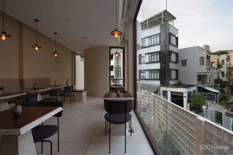 外立面使用咖啡滴漏元素的街角咖啡馆