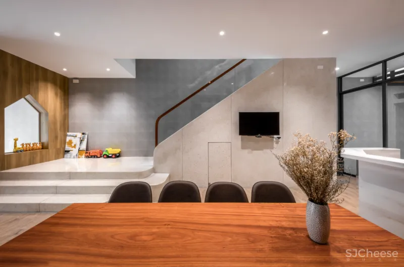 这是一座具有意义的三层住宅，它成为疫情下的一道光，照亮了整个家庭