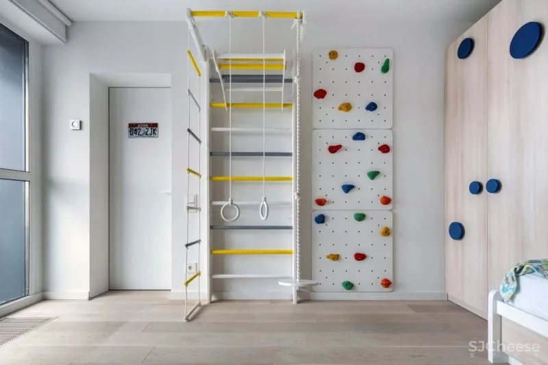 为了追求宁静的空间,设计师利用黑白灰降低家具的存在感