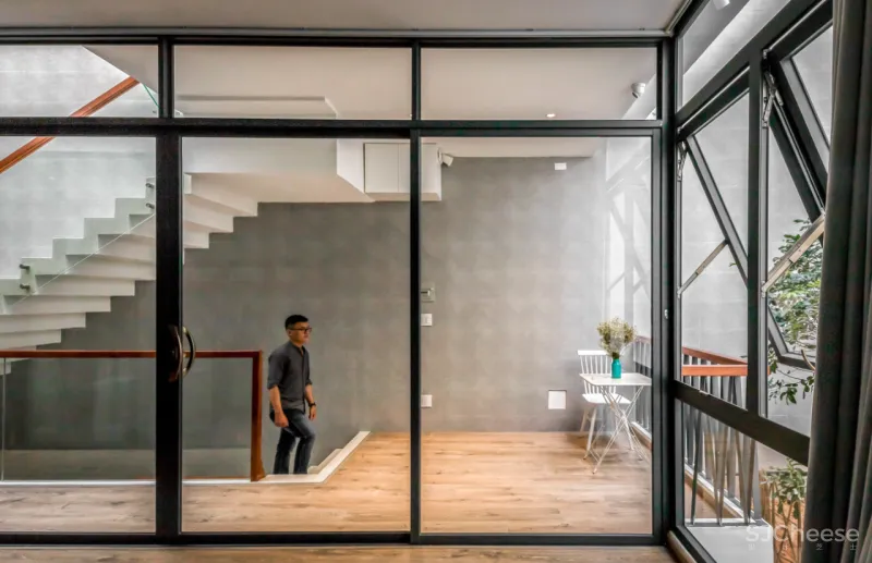 这是一座具有意义的三层住宅，它成为疫情下的一道光，照亮了整个家庭