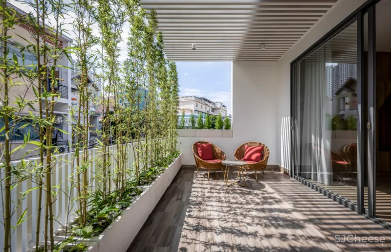 这是一座具有意义的三层住宅，它成为疫情下的一道光，照亮了整个家庭