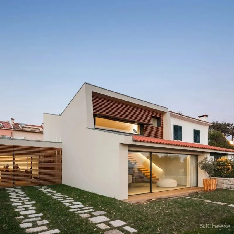 PF Architecture Studio 以中世纪蝶形屋顶为扩建设计的海边别墅