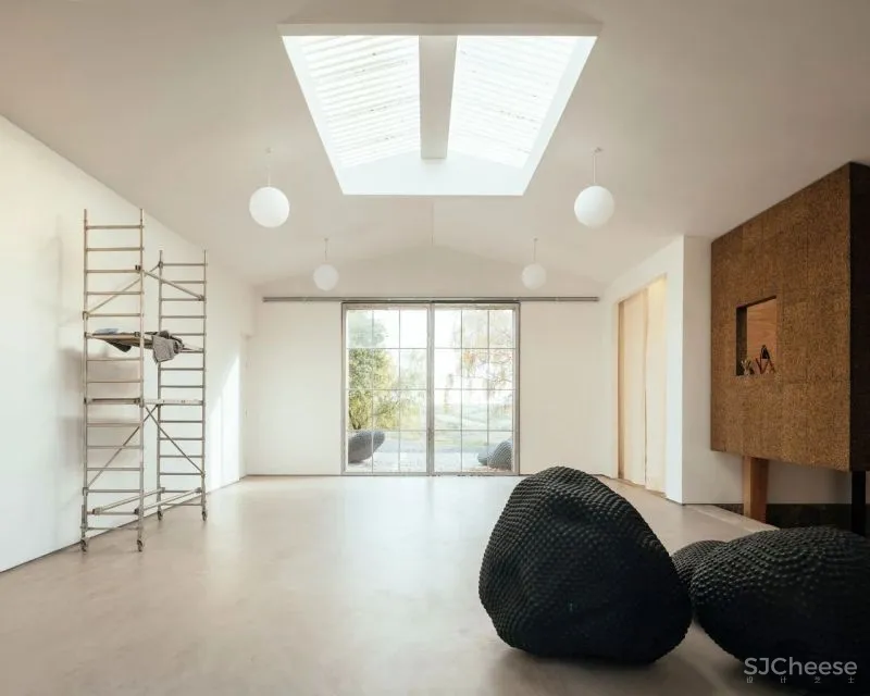 建筑师改造乡下仓房,送给雕塑家老爸做工作室,房子的打开方式太特别了!