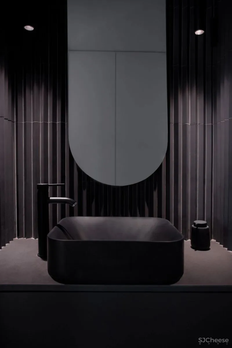 设计师可能有强迫症,不仅让墙面褶皱,还为每个功能区定义了不同的色彩!