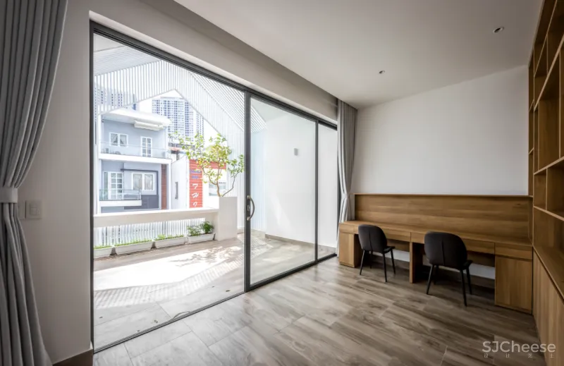 这是一座具有意义的三层住宅，它成为疫情下的一道光，照亮了整个家庭