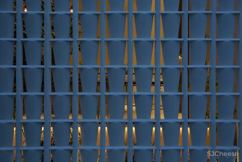 外立面使用咖啡滴漏元素的街角咖啡馆