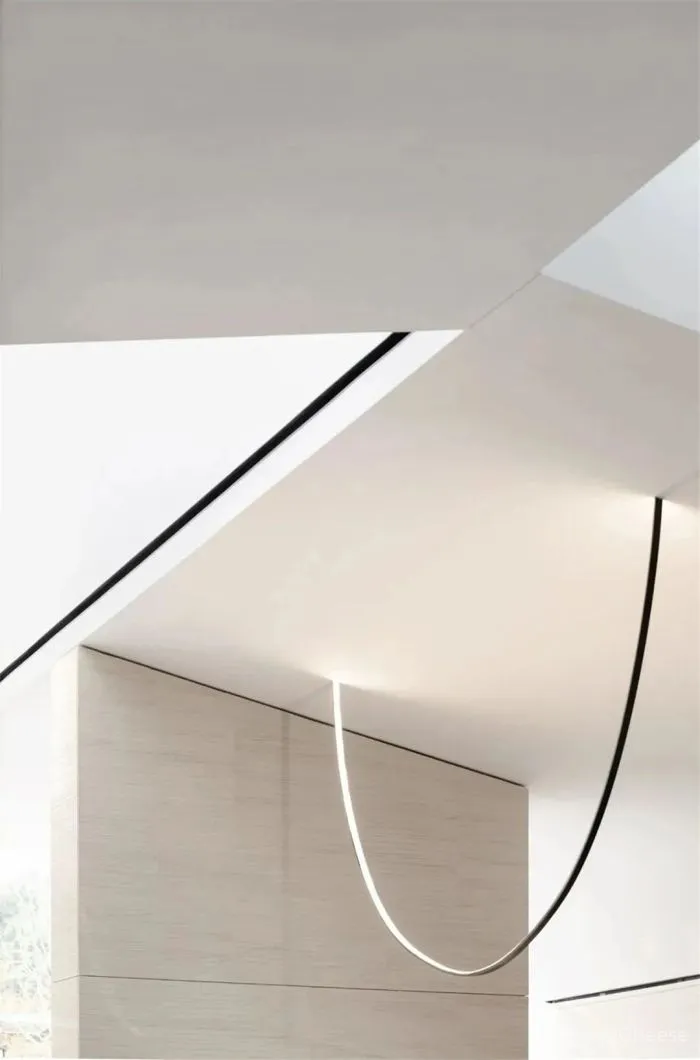 在白色盒子的建筑中进行一场华丽的逐光游戏