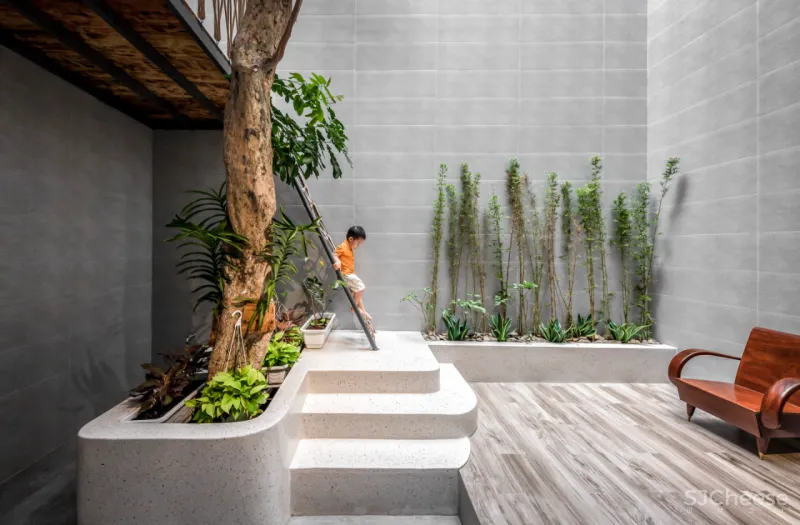 这是一座具有意义的三层住宅，它成为疫情下的一道光，照亮了整个家庭