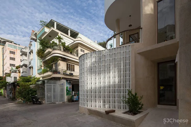 外立面使用咖啡滴漏元素的街角咖啡馆