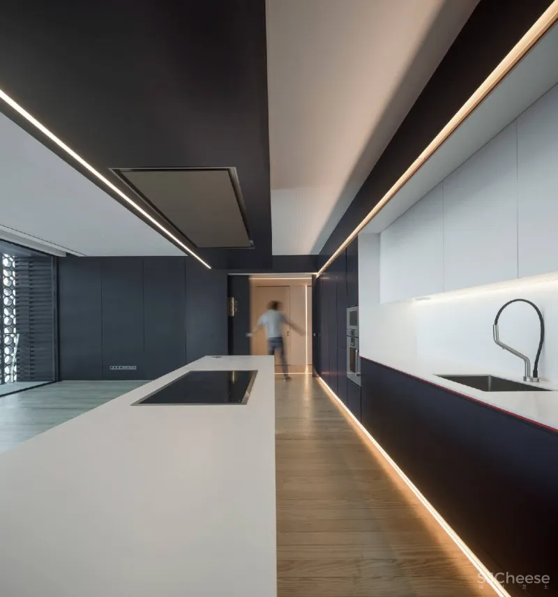 用20,000块陶瓷做外立面的公寓楼,内部却是极简的精装标准