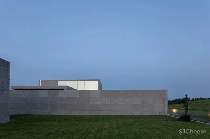 致敬安藤忠雄!5000㎡极简豪宅,用3万吨土“垫高“5米,只为看个风景?