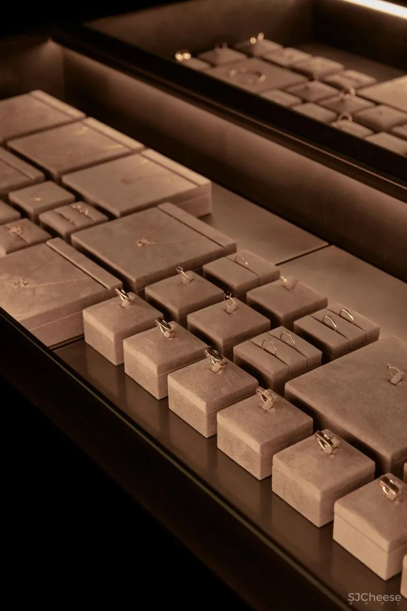 UNDER THE SEA SARAH - SEBASTIAN ARMADALE BY RUSSELL - GEORGE.