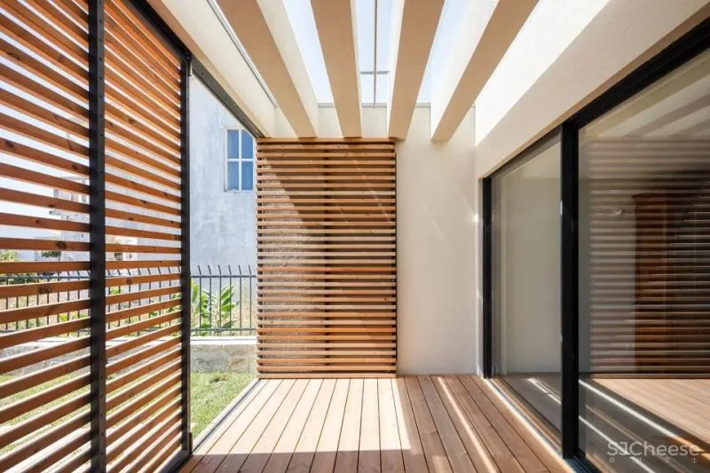 PF Architecture Studio 以中世纪蝶形屋顶为扩建设计的海边别墅