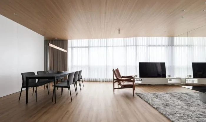 室外的喧嚣吵闹与室内的宁静温馨,在这个146平米的家中,达到了平衡