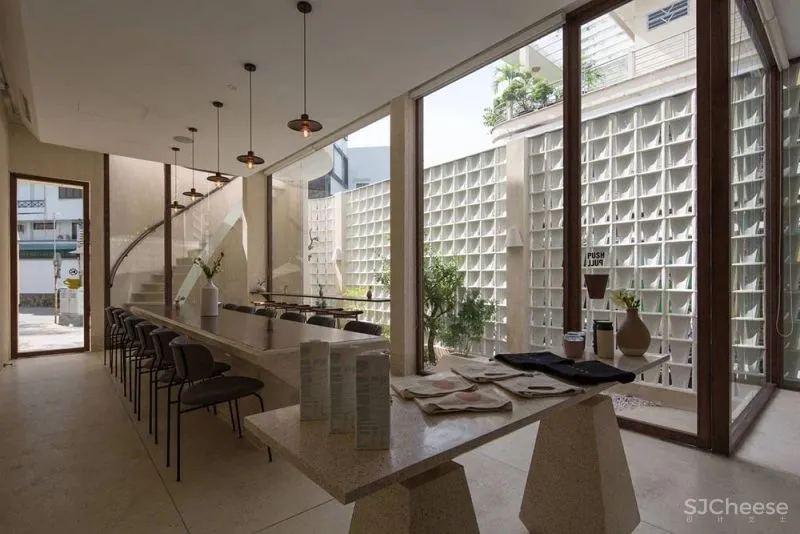 外立面使用咖啡滴漏元素的街角咖啡馆