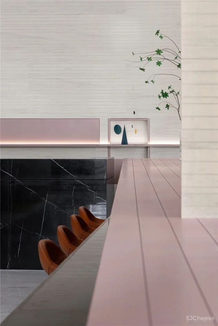 在白色盒子的建筑中进行一场华丽的逐光游戏